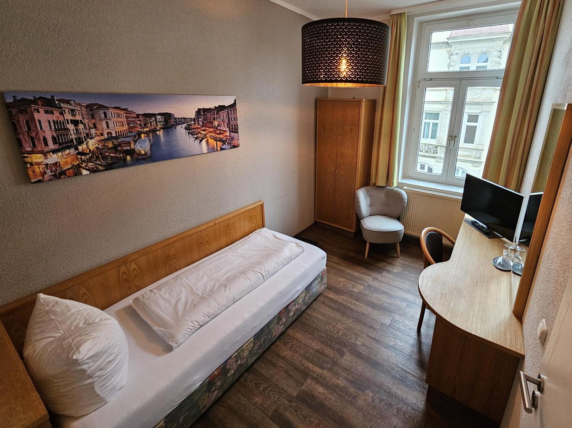 Hotel Friedensbruecke ไกรซ์ ภายนอก รูปภาพ